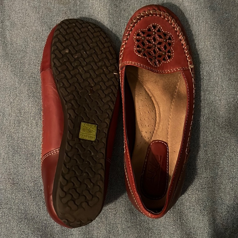 Earth Origins Leather flats biodegradable sole. Flower of Life detail size 6
